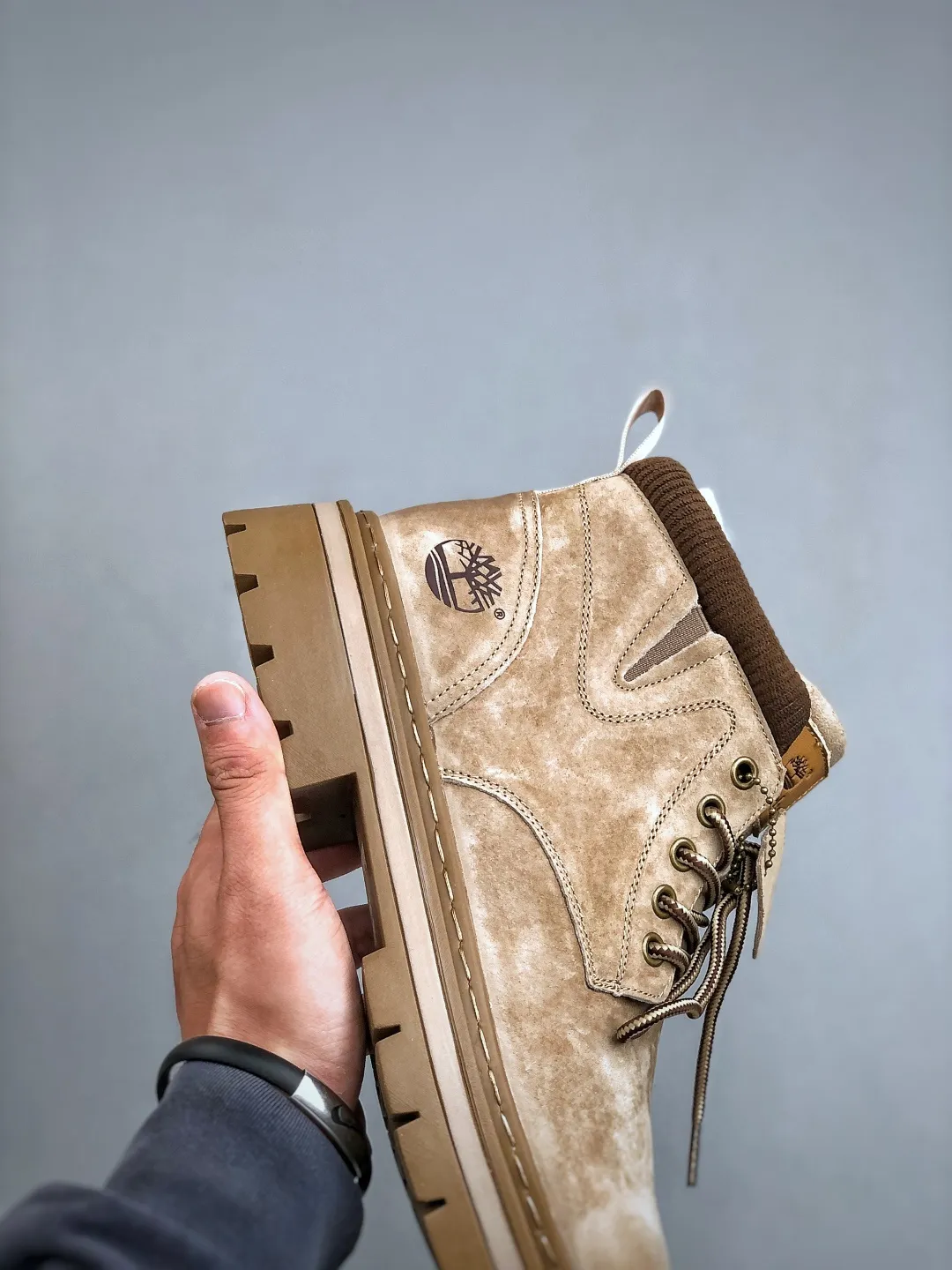 Local pick-up 💰560 supports store release. New goods 🚀 #Timberland Timberland/Timberland classic outdoor casual rhubarb boots series. Guangdong factory quality, original box and original packaging. The fabric is made of Italian 🇮🇹 top-grade frosted fine-grained cowhide. It is paired with anti-odor and anti-corrosion genuine leather latex insoles to give you a perfect wearing experience. The quality is exquisite and durable. A must-have for sportsmen. Specially designed to handle handsomeness. High-quality and first-class foot feel. Size: 38-44 (leather shoe size)